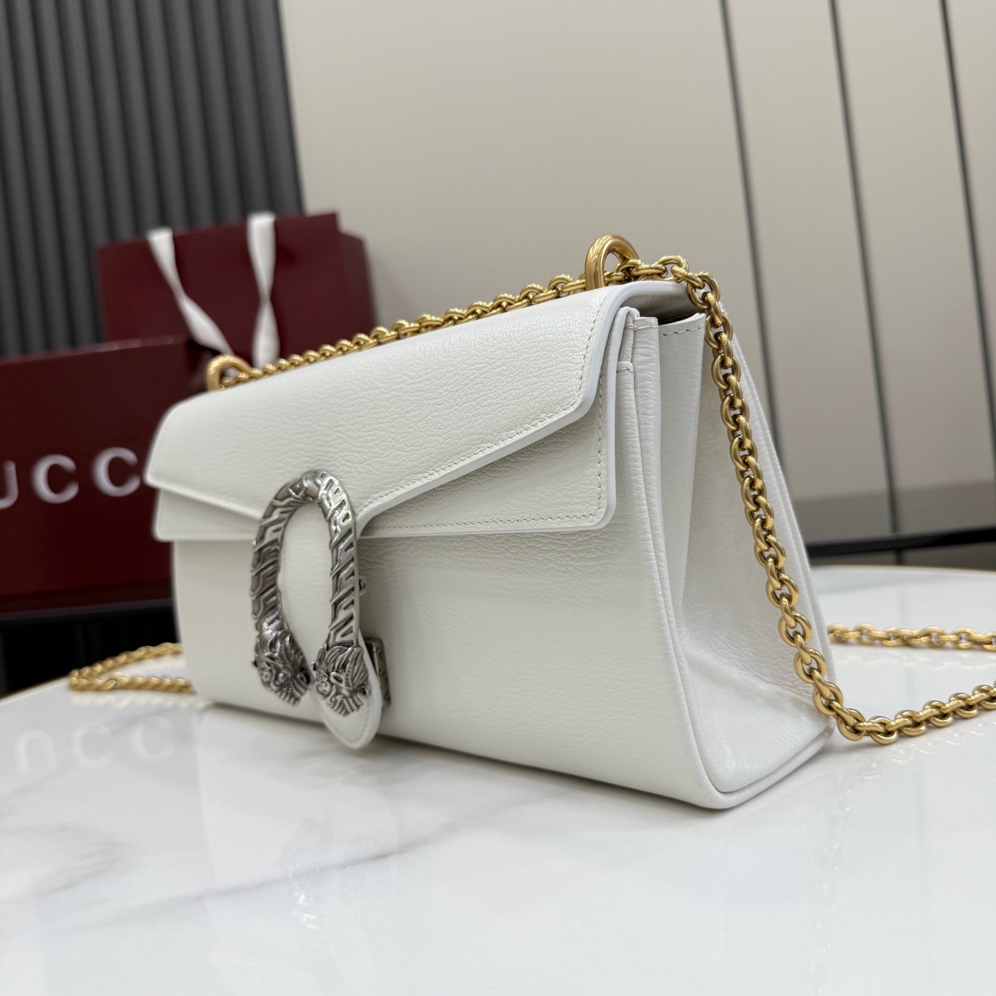 配全套原厂专柜包装 Generation Gucci系列深入探索品牌的典藏元素,将不同年代的设计融合成一种美学叙事。Dionysus 系列引入柔软的角撑结构和双色五金配件。标志性虎头和新款链条肩带的金属饰面为每种款式变化增添独特风情。这款单