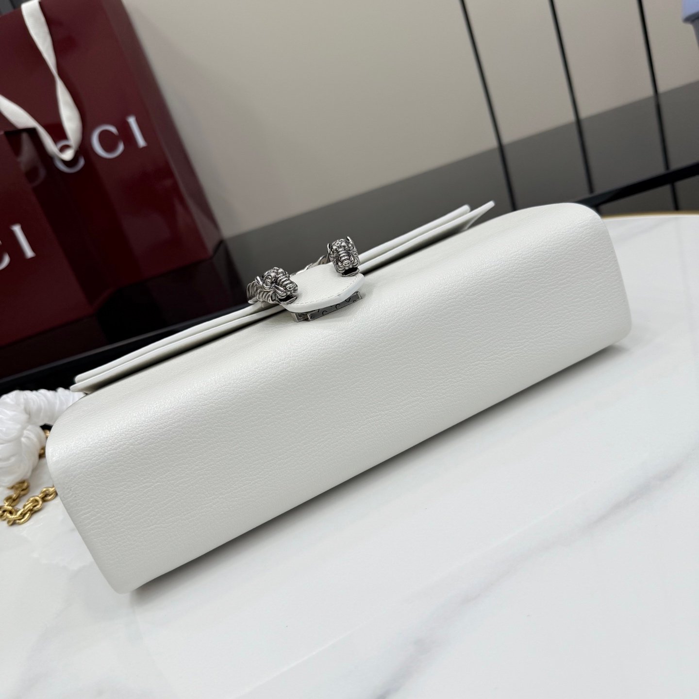 配全套原厂专柜包装 Generation Gucci系列深入探索品牌的典藏元素,将不同年代的设计融合成一种美学叙事。Dionysus 系列引入柔软的角撑结构和双色五金配件。标志性虎头和新款链条肩带的金属饰面为每种款式变化增添独特风情。这款单