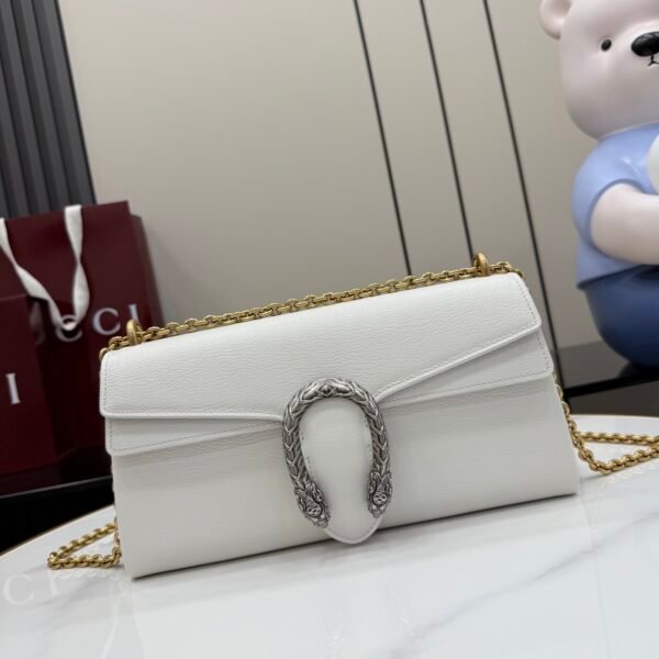 配全套原厂专柜包装 Generation Gucci系列深入探索品牌的典藏元素，将不同年代的设计融合成一种美学叙事。Dionysus 系列引入柔软的角撑结构和双色五金配件。标志性虎头和新款链条肩带的金属饰面为每种款式变化增添独特风情。这款单