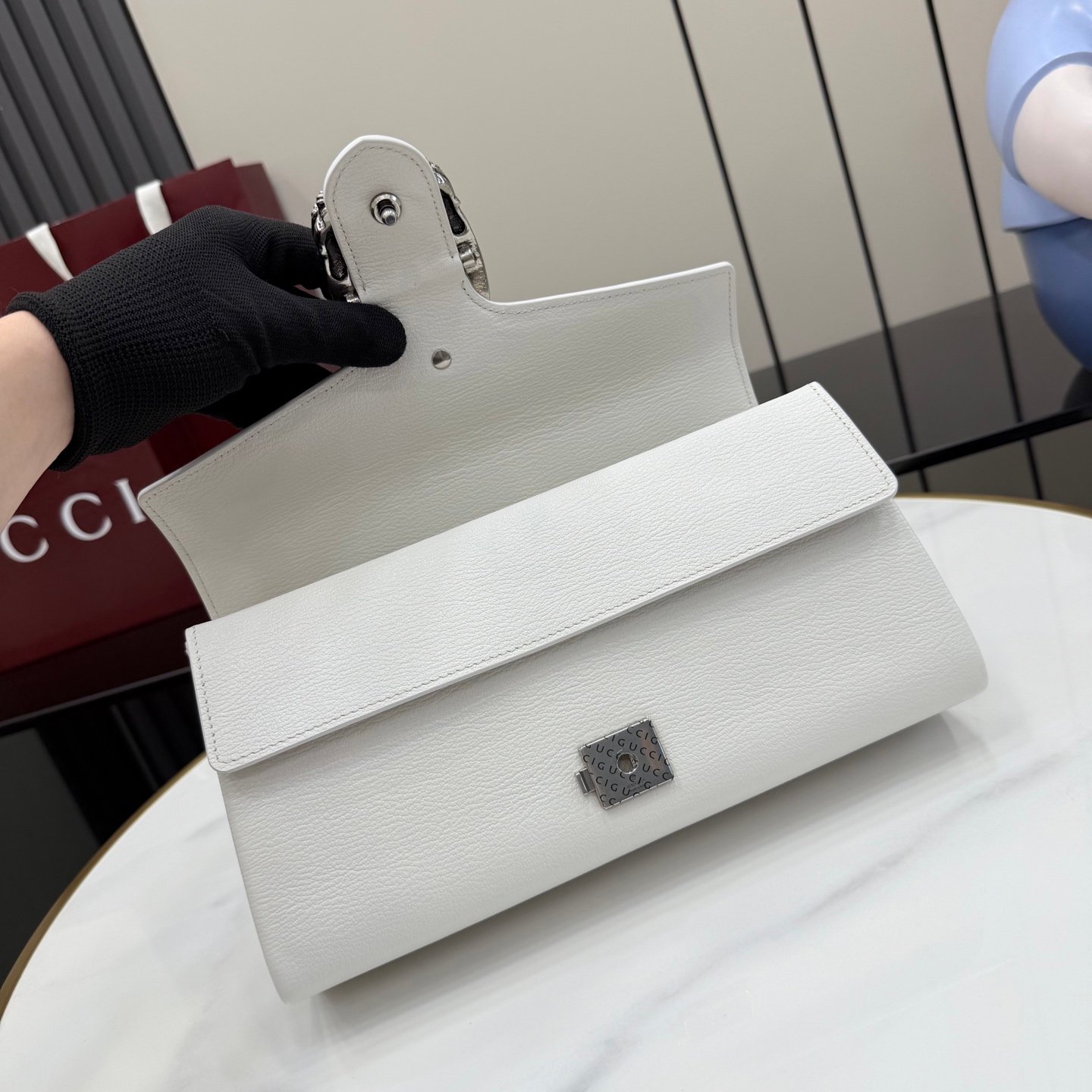 配全套原厂专柜包装 Generation Gucci系列深入探索品牌的典藏元素,将不同年代的设计融合成一种美学叙事。Dionysus 系列引入柔软的角撑结构和双色五金配件。标志性虎头和新款链条肩带的金属饰面为每种款式变化增添独特风情。这款单