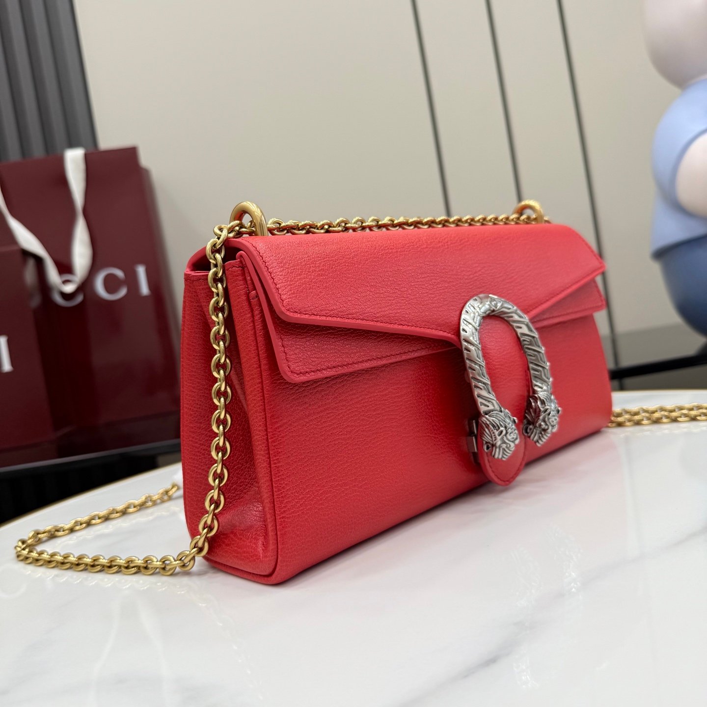 配全套原厂专柜包装 Generation Gucci 深入探索品牌的典藏元素,将不同世代的设计融合成一种美学叙事。Dionysus 系列引入柔软的包底结构和双色金属配件。标志性虎头和新款链条肩带的金属饰面为每种款式变化增添独特魅力。