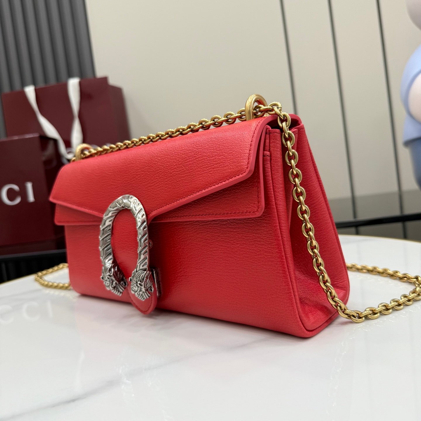配全套原厂专柜包装 Generation Gucci 深入探索品牌的典藏元素,将不同世代的设计融合成一种美学叙事。Dionysus 系列引入柔软的包底结构和双色金属配件。标志性虎头和新款链条肩带的金属饰面为每种款式变化增添独特魅力。