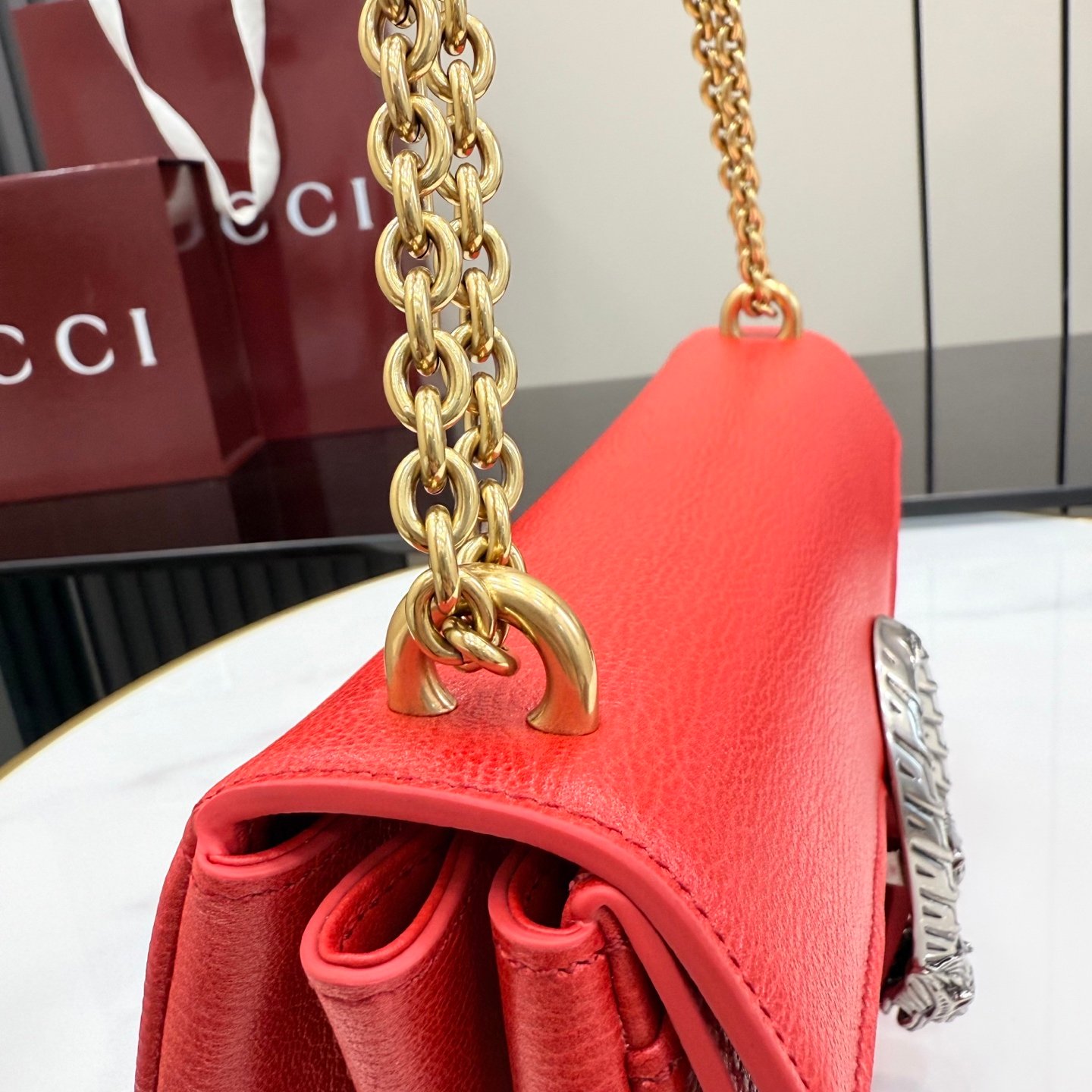 配全套原厂专柜包装 Generation Gucci 深入探索品牌的典藏元素,将不同世代的设计融合成一种美学叙事。Dionysus 系列引入柔软的包底结构和双色金属配件。标志性虎头和新款链条肩带的金属饰面为每种款式变化增添独特魅力。
