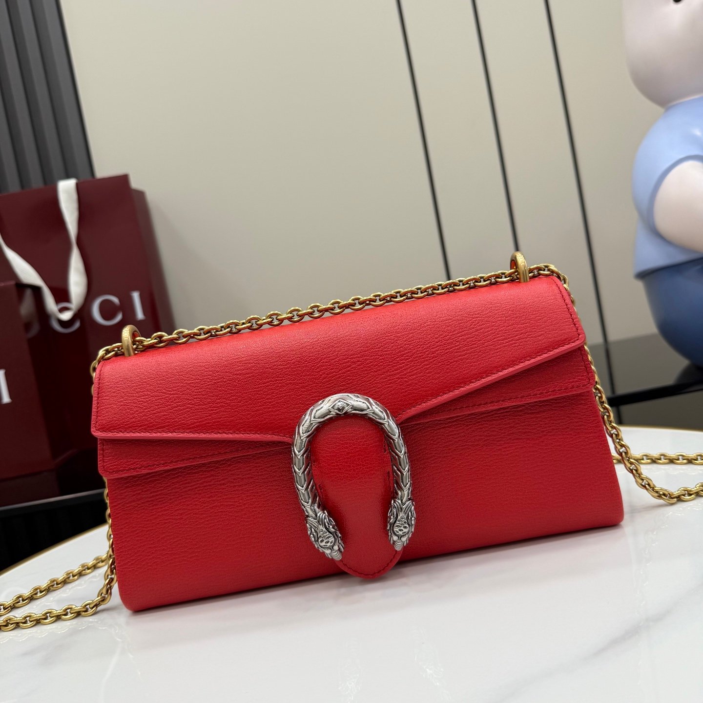 配全套原厂专柜包装 Generation Gucci 深入探索品牌的典藏元素,将不同世代的设计融合成一种美学叙事。Dionysus 系列引入柔软的包底结构和双色金属配件。标志性虎头和新款链条肩带的金属饰面为每种款式变化增添独特魅力。