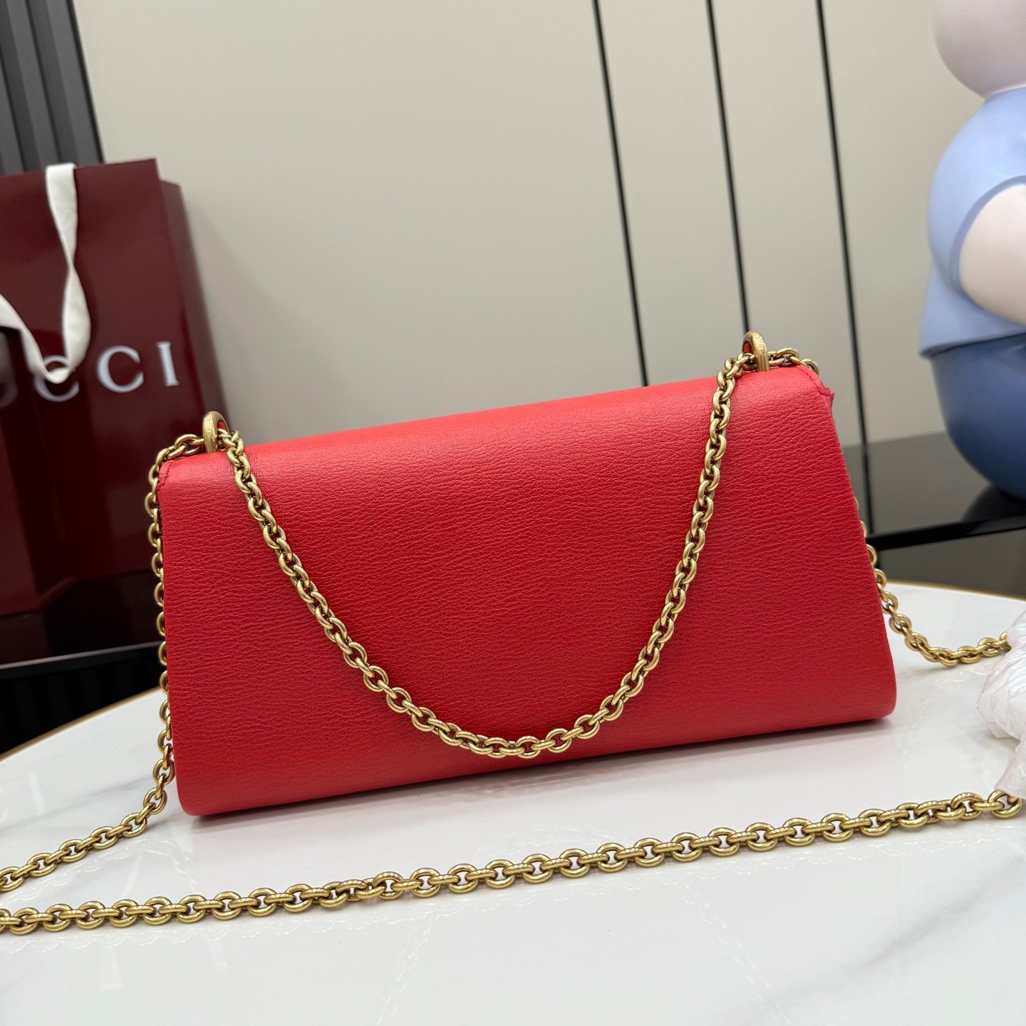 配全套原厂专柜包装 Generation Gucci 深入探索品牌的典藏元素,将不同世代的设计融合成一种美学叙事。Dionysus 系列引入柔软的包底结构和双色金属配件。标志性虎头和新款链条肩带的金属饰面为每种款式变化增添独特魅力。