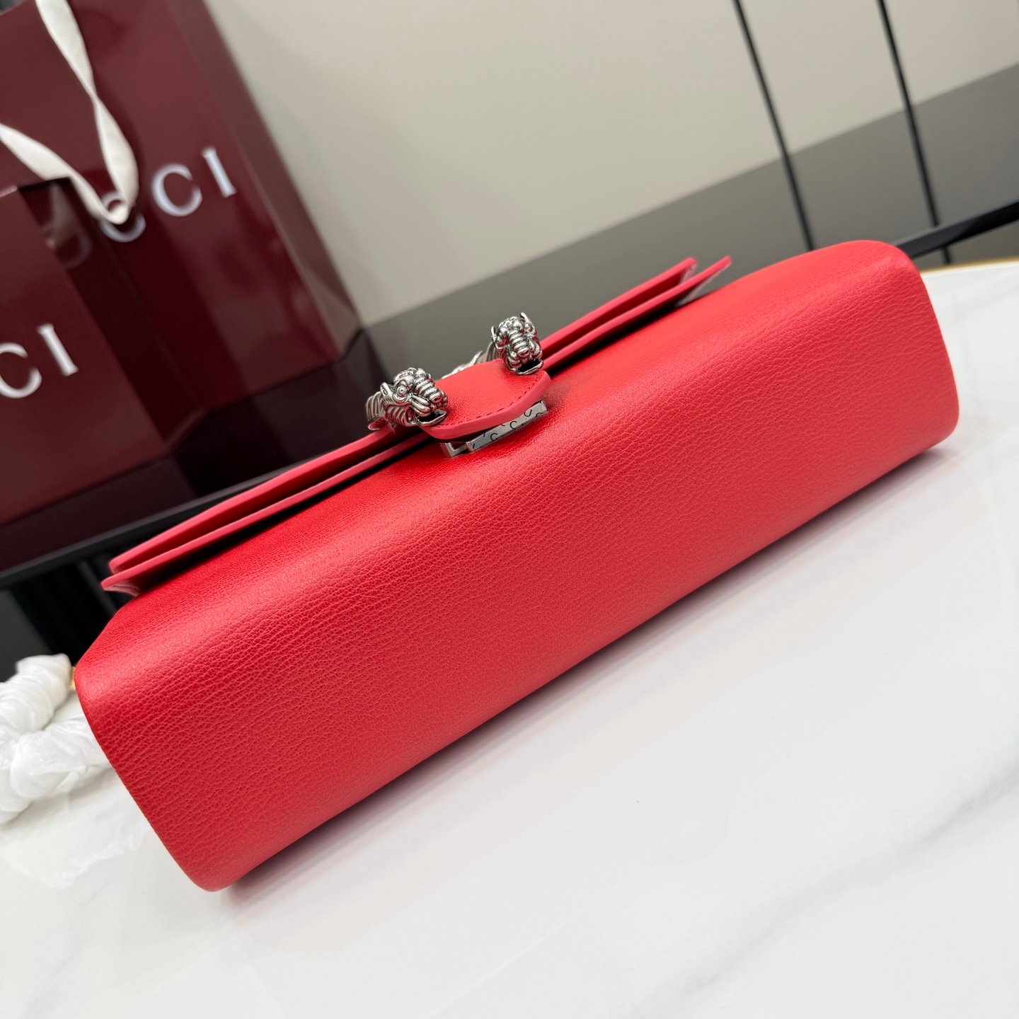 配全套原厂专柜包装 Generation Gucci 深入探索品牌的典藏元素,将不同世代的设计融合成一种美学叙事。Dionysus 系列引入柔软的包底结构和双色金属配件。标志性虎头和新款链条肩带的金属饰面为每种款式变化增添独特魅力。