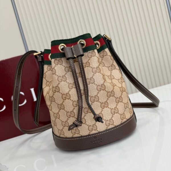 Generation Gucci古驰世代系列深入探索品牌的典藏元素，将不同世代的设计融合为统一的美学叙事。GG涂层帆布搭配经典织带，为多功能小型皮具带来标志性风格，如这款设计用于存放日常必需品的水桶包。