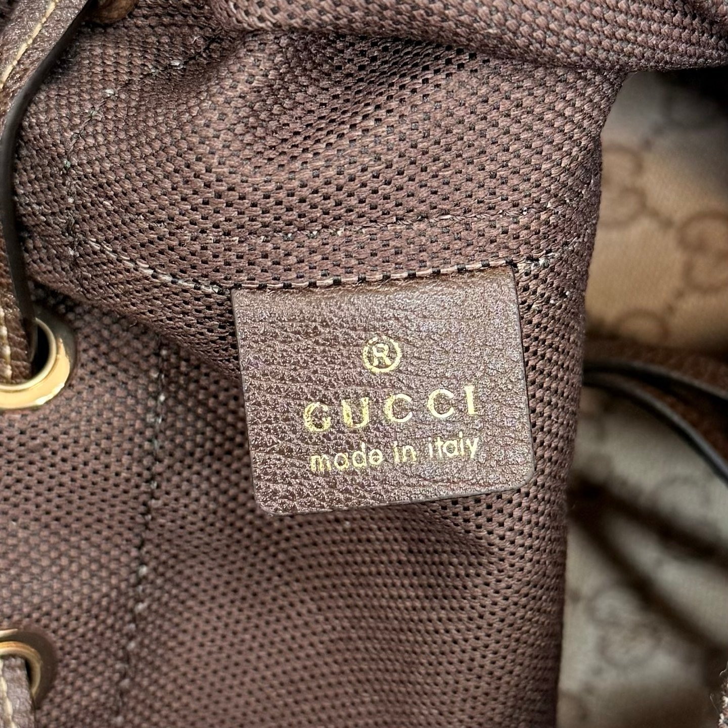 Generation Gucci系列深入探索品牌的经典元素，将不同世代的设计融合成一种美学叙事。GG涂层帆布搭配织带，为多功能小型皮具带来品牌标志性的设计，例如这款设计用于存放日常必需品的水桶包。
