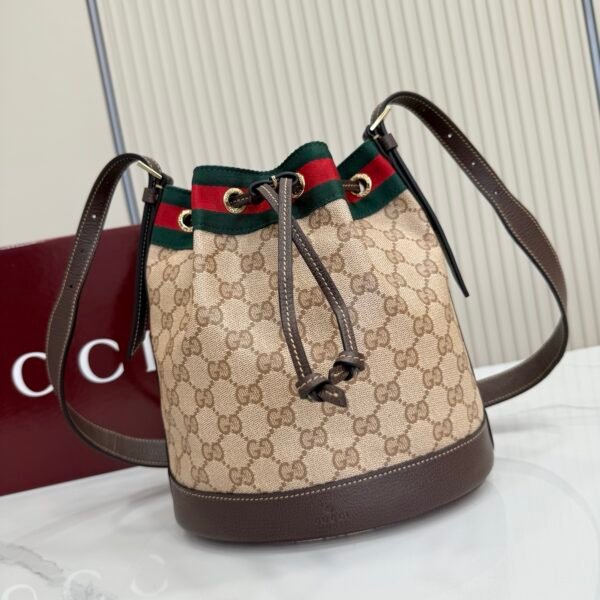 Generation Gucci系列深入探索品牌的经典元素，将不同世代的设计融合成一种美学叙事。GG涂层帆布搭配织带，为多功能小型皮具带来品牌标志性的设计，例如这款设计用于存放日常必需品的水桶包。