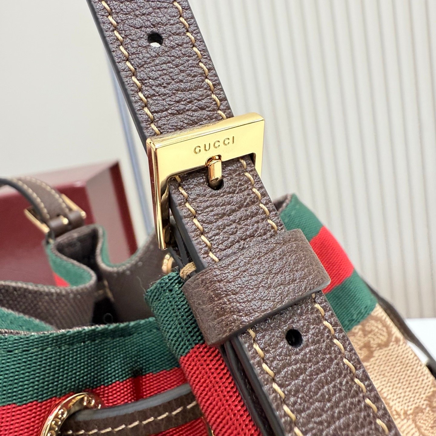 Generation Gucci系列深入探索品牌的经典元素，将不同世代的设计融合成一种美学叙事。GG涂层帆布搭配织带，为多功能小型皮具带来品牌标志性的设计，例如这款设计用于存放日常必需品的水桶包。