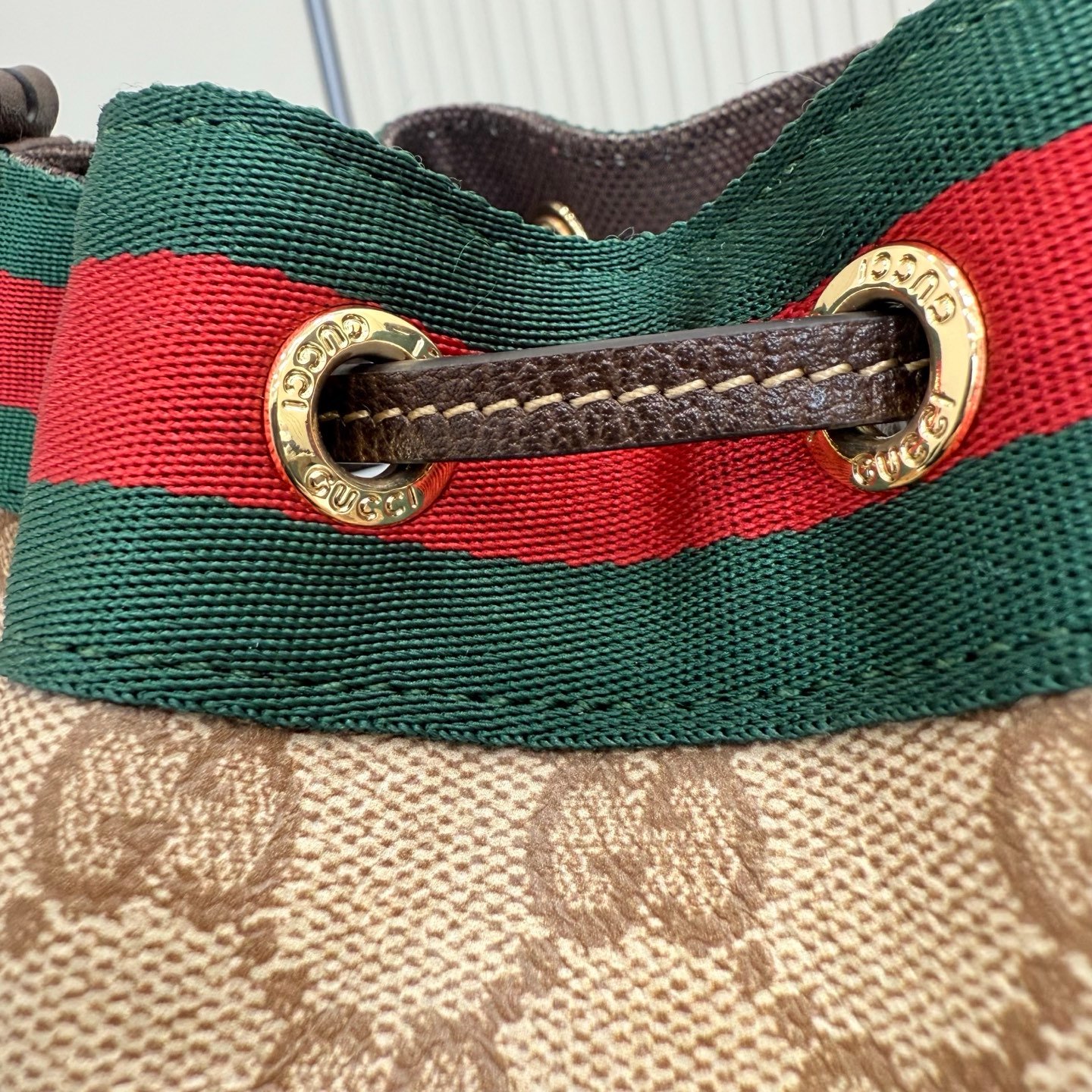 Generation Gucci系列深入探索品牌的经典元素，将不同世代的设计融合成一种美学叙事。GG涂层帆布搭配织带，为多功能小型皮具带来品牌标志性的设计，例如这款设计用于存放日常必需品的水桶包。