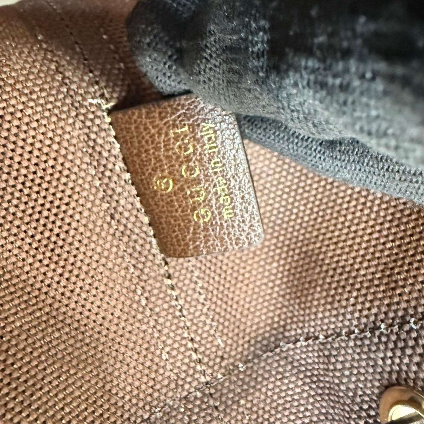 Generation Gucci系列深入探索品牌的经典元素，将不同世代的设计融合成一种美学叙事。GG涂层帆布搭配织带，为多功能小型皮具带来品牌标志性的设计，例如这款设计用于存放日常必需品的水桶包。