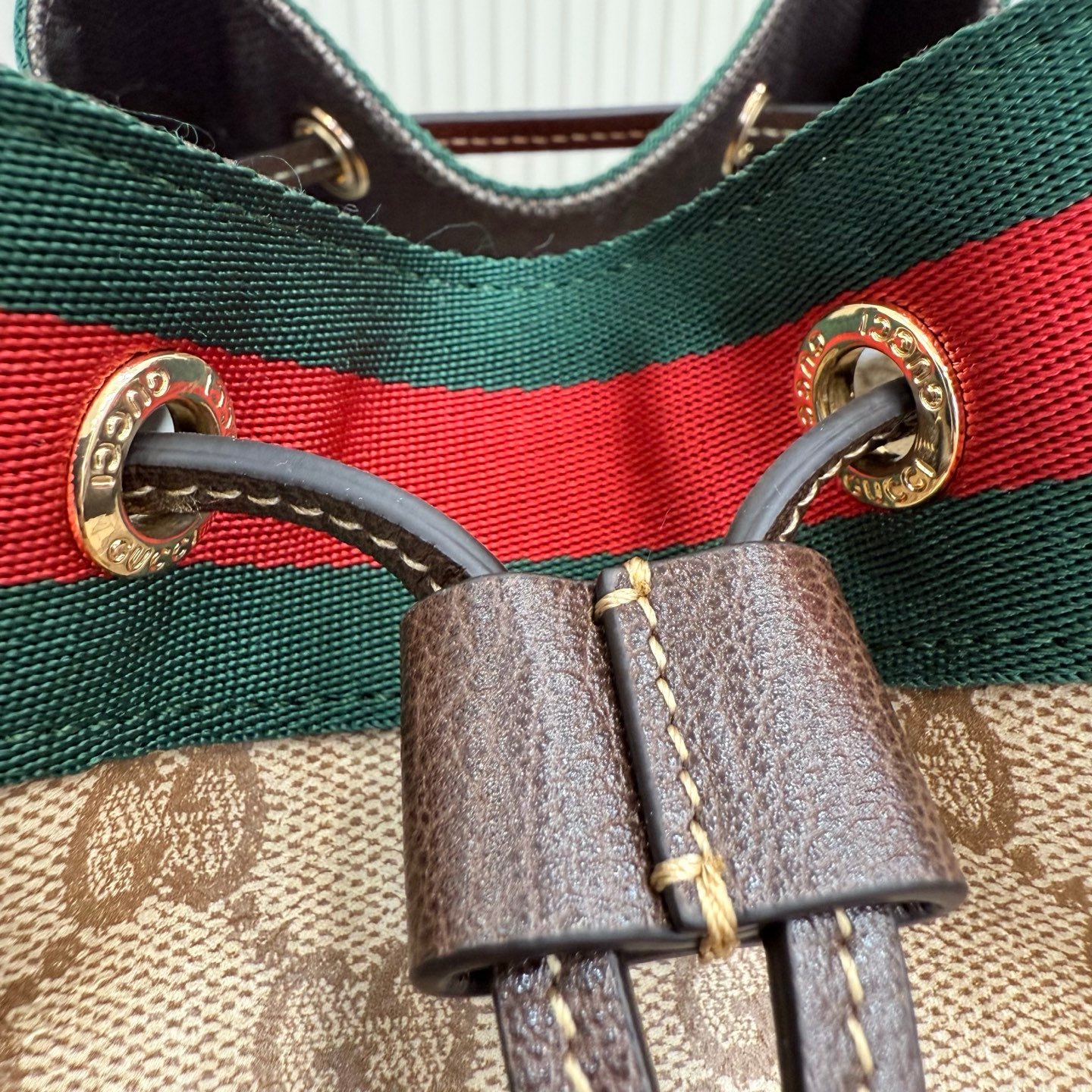Generation Gucci系列深入探索品牌的经典元素，将不同世代的设计融合成一种美学叙事。GG涂层帆布搭配织带，为多功能小型皮具带来品牌标志性的设计，例如这款设计用于存放日常必需品的水桶包。
