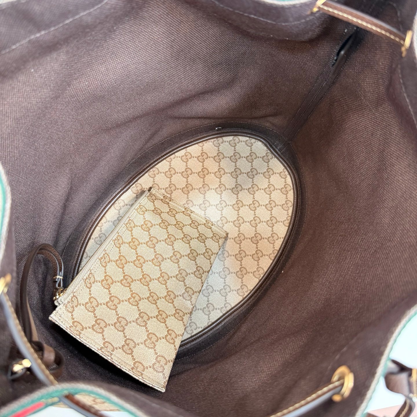 Generation Gucci系列深入探索品牌的经典元素，将不同世代的设计融合成一种美学叙事。GG涂层帆布搭配织带，为多功能小型皮具带来品牌标志性的设计，例如这款设计用于存放日常必需品的水桶包。