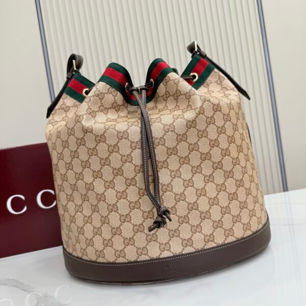 Generation Gucci系列深入探索品牌的经典元素，将不同世代的设计融合成一种美学叙事。GG涂层帆布搭配织带，为多功能小型皮具带来品牌标志性的设计，例如这款设计用于存放日常必需品的水桶包。