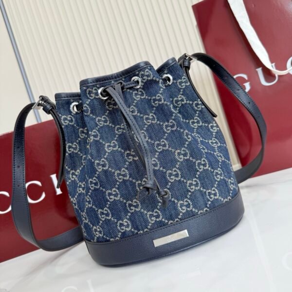 Generation Gucci系列深入探索品牌的典藏元素，将不同世代的设计融合成一种美学叙事。GG牛仔布为多功能小型皮具带来品牌标志性的点缀，比如这款设计用于存放日常必需品的水桶包。