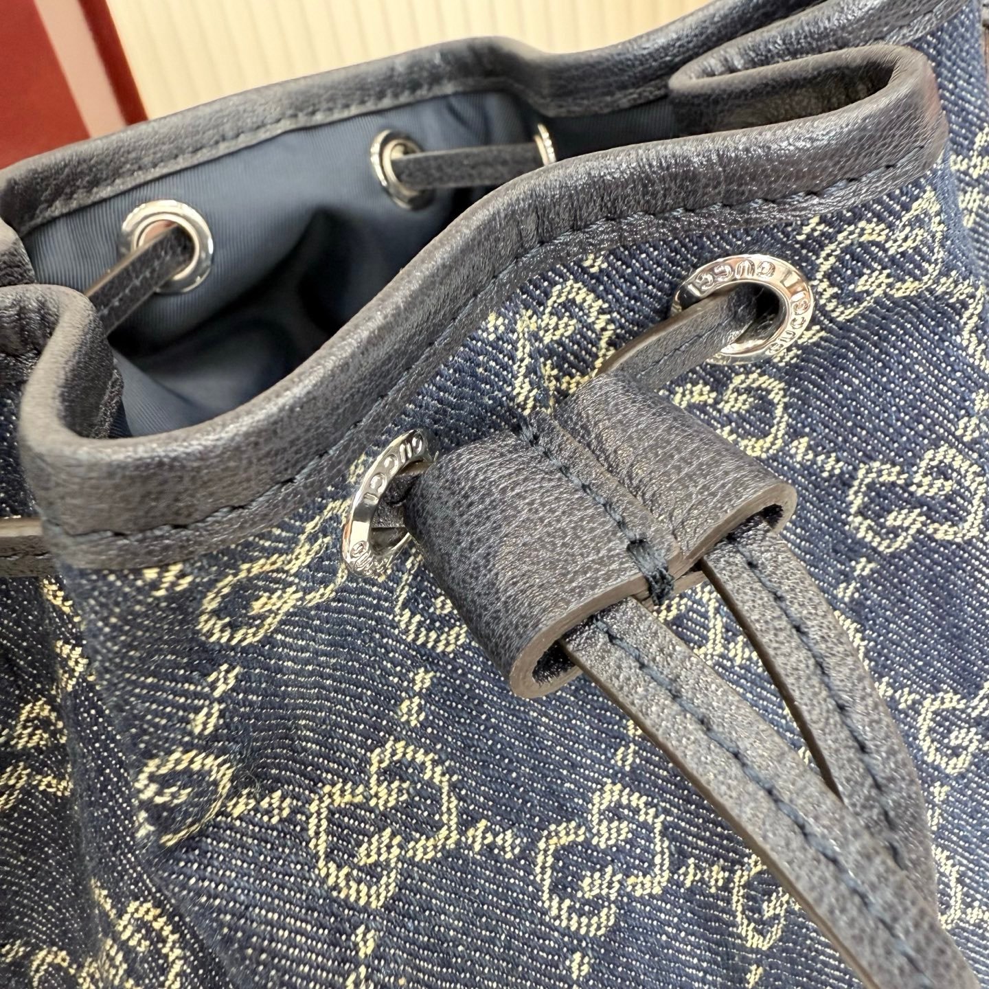 Generation Gucci系列深入探索品牌的典藏元素，将不同世代的设计融合成一种美学叙事。GG牛仔布为多功能小型皮具带来品牌标志性的点缀，比如这款设计用于存放日常必需品的水桶包。