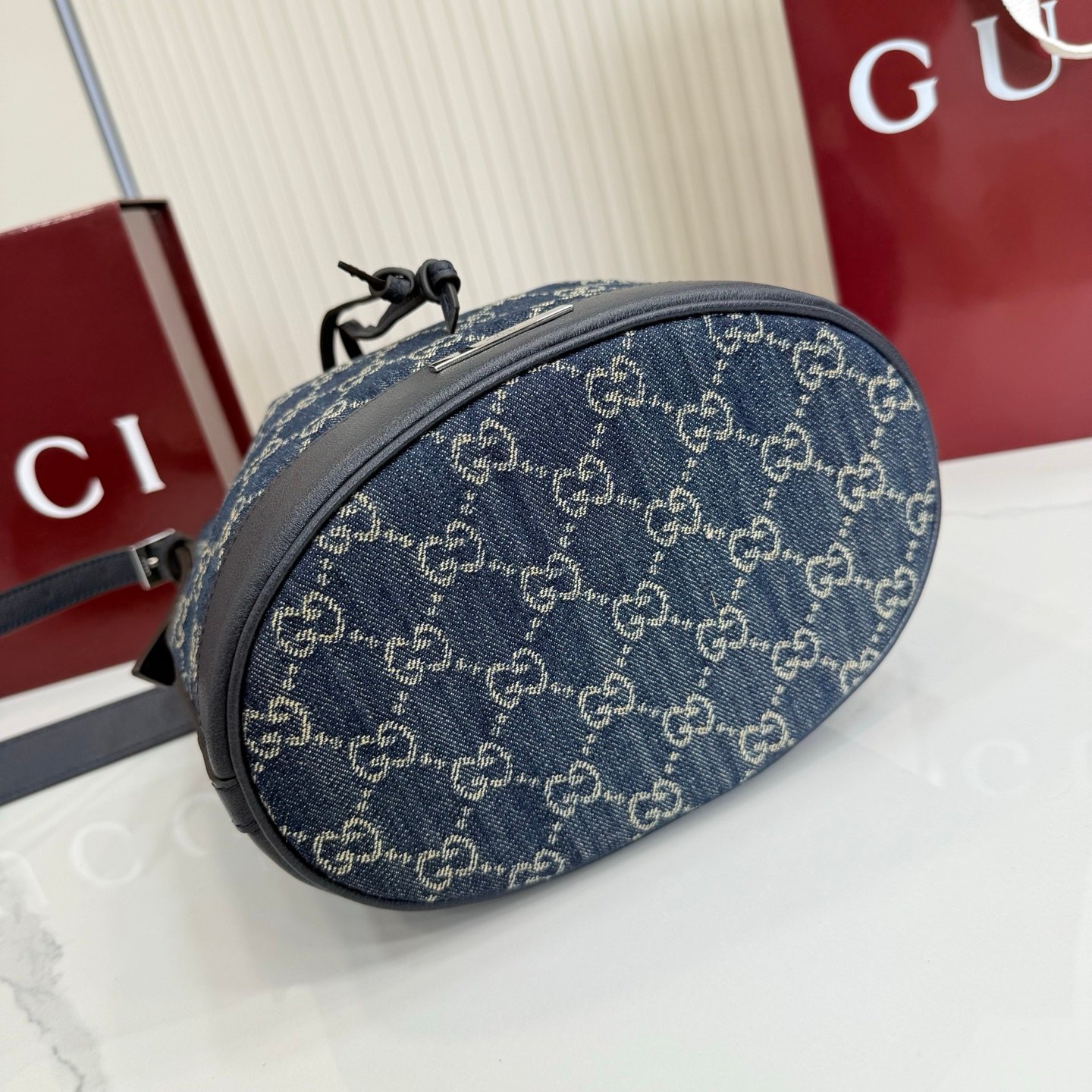 Generation Gucci系列深入探索品牌的典藏元素，将不同世代的设计融合成一种美学叙事。GG牛仔布为多功能小型皮具带来品牌标志性的点缀，比如这款设计用于存放日常必需品的水桶包。