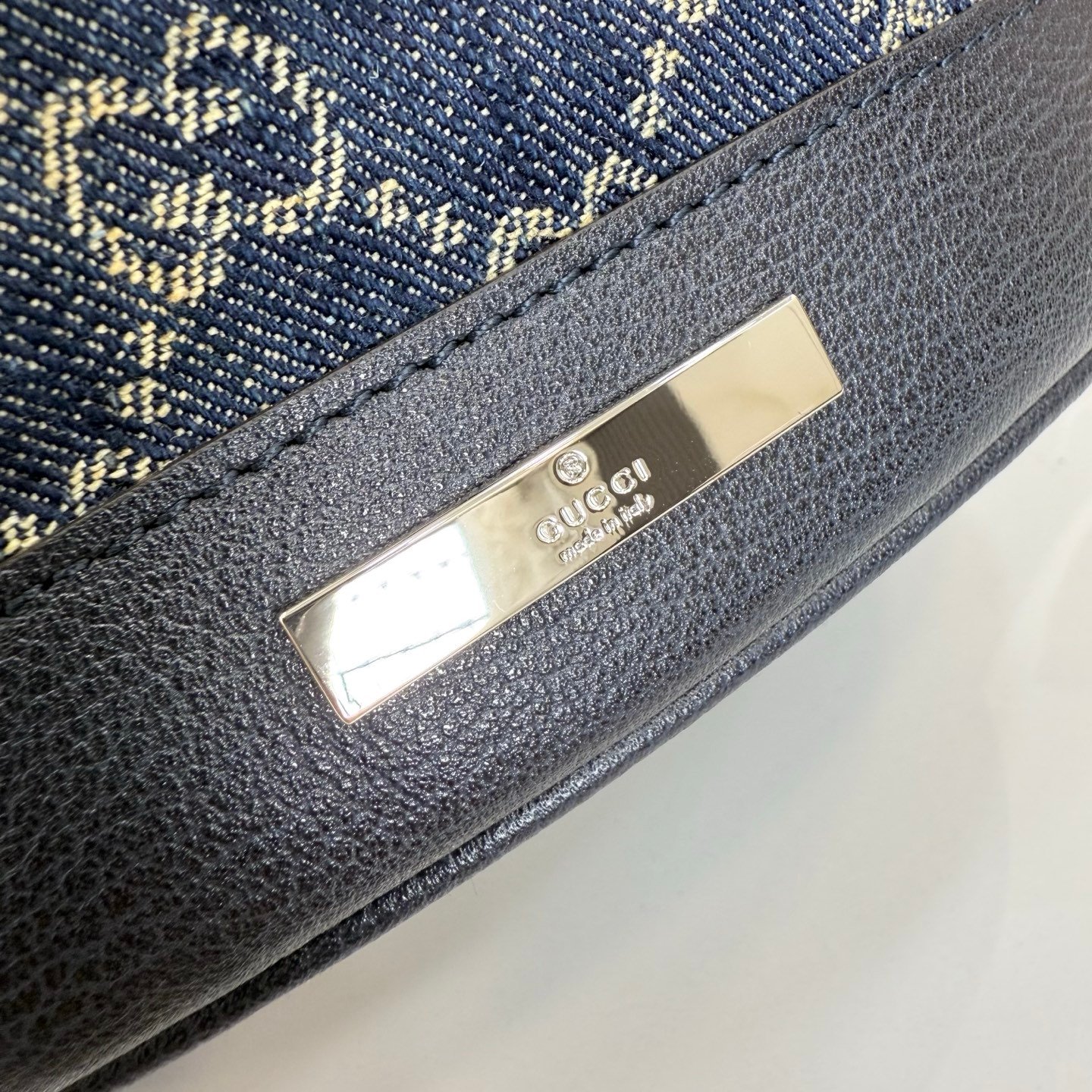 Generation Gucci系列深入探索品牌的典藏元素，将不同世代的设计融合成一种美学叙事。GG牛仔布为多功能小型皮具带来品牌标志性的点缀，比如这款设计用于存放日常必需品的水桶包。