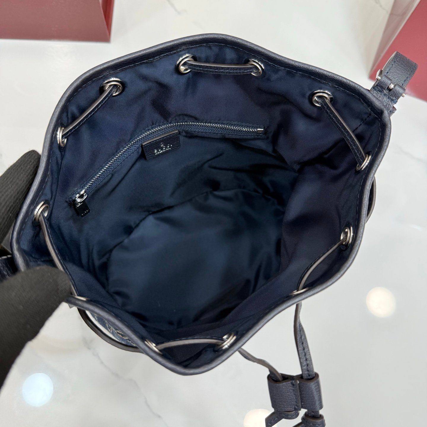 Generation Gucci系列深入探索品牌的典藏元素，将不同世代的设计融合成一种美学叙事。GG牛仔布为多功能小型皮具带来品牌标志性的点缀，比如这款设计用于存放日常必需品的水桶包。