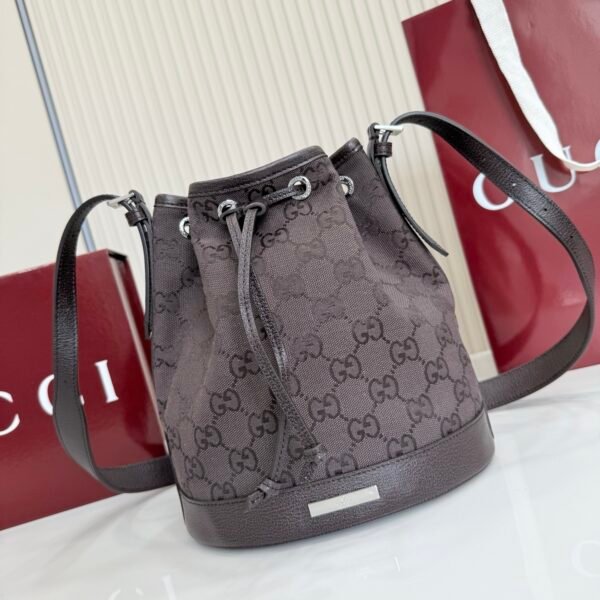 Generation Gucci系列深入探索品牌的典藏元素，将不同世代的设计融合成一种美学叙事。GG深棕色帆布为多功能小型皮具带来品牌标志性的点缀，比如这款设计用于存放日常必需品的水桶包。