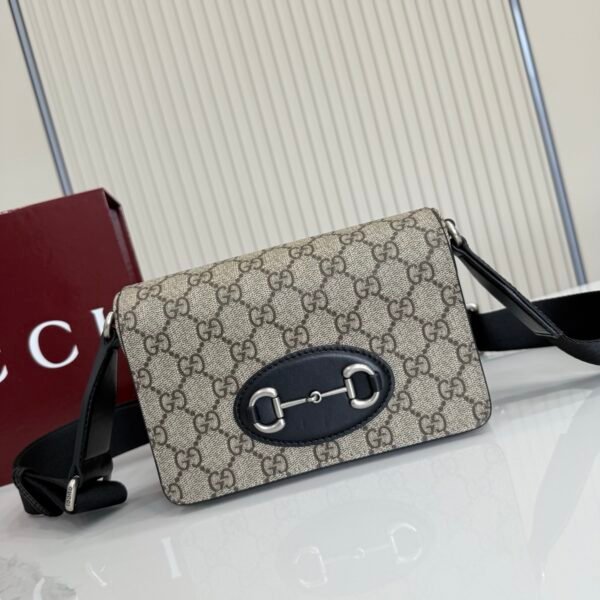 Gucci Horsebit 1955系列推出一款方形剪裁迷你手袋。这款手袋专为收纳常用小物打造，黑色皮革滚边和银色调配件散发别致情调。