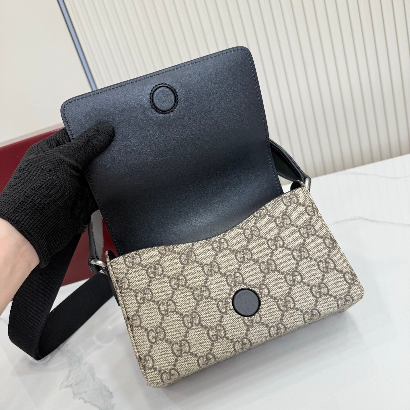 Gucci Horsebit 1955系列推出一款方形剪裁迷你手袋。这款手袋专为收纳常用小物打造，黑色皮革滚边和银色调配件散发别致情调。