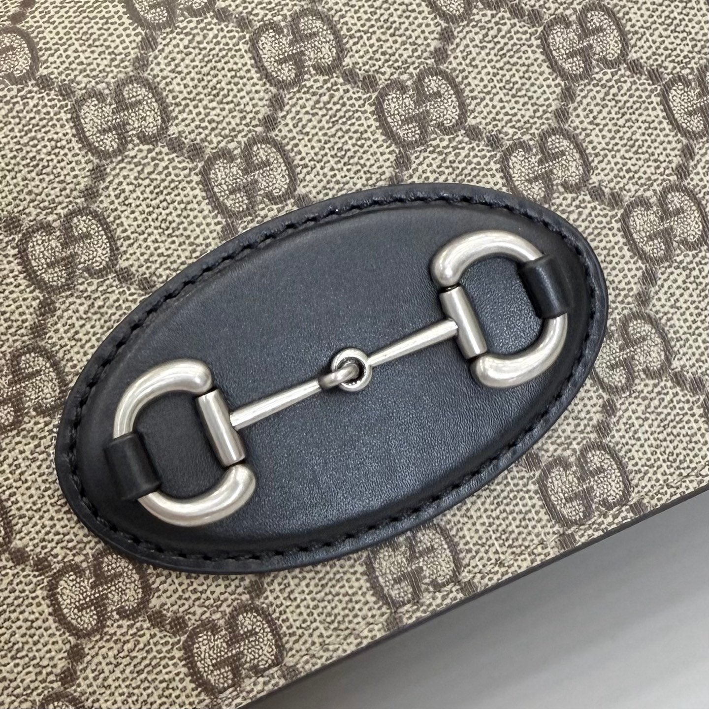 Gucci Horsebit 1955系列推出一款方形剪裁迷你手袋。这款手袋专为收纳常用小物打造，黑色皮革滚边和银色调配件散发别致情调。
