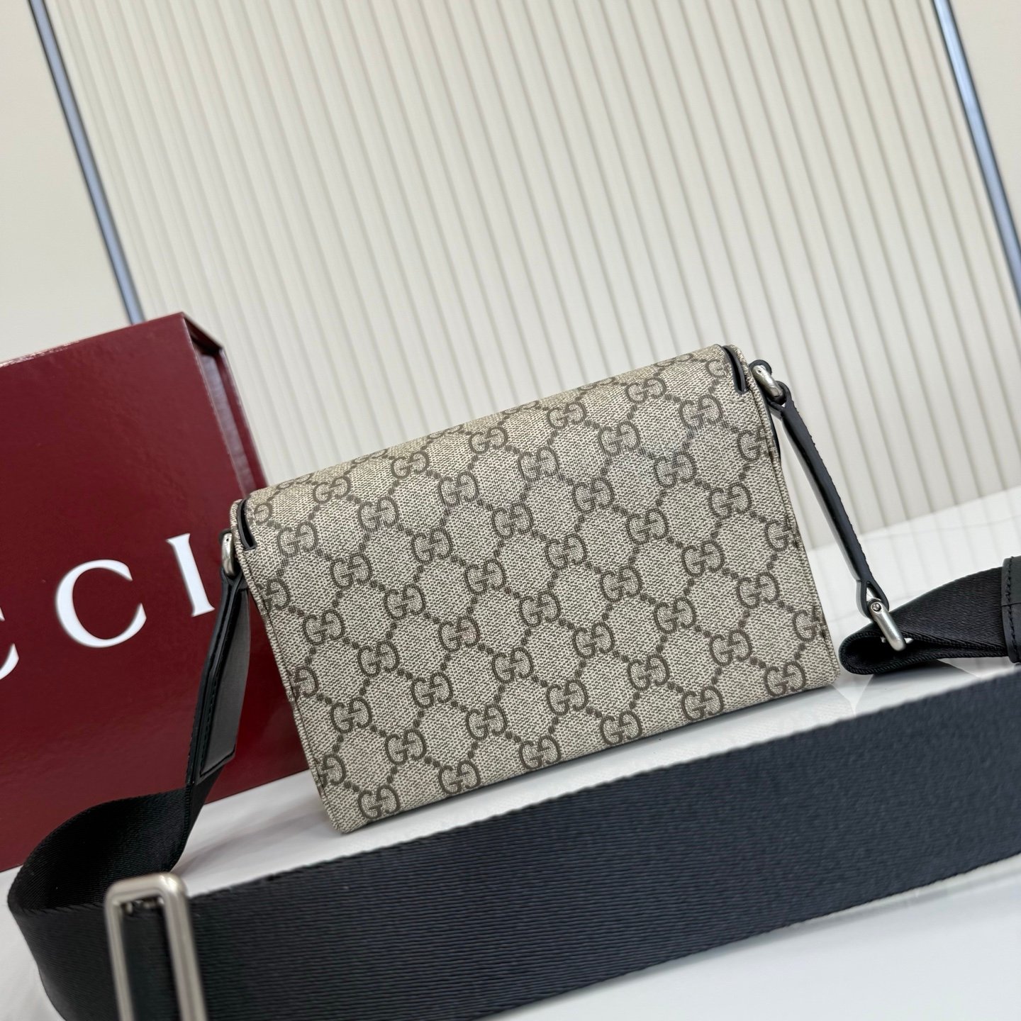 Gucci Horsebit 1955系列推出一款方形剪裁迷你手袋。这款手袋专为收纳常用小物打造，黑色皮革滚边和银色调配件散发别致情调。