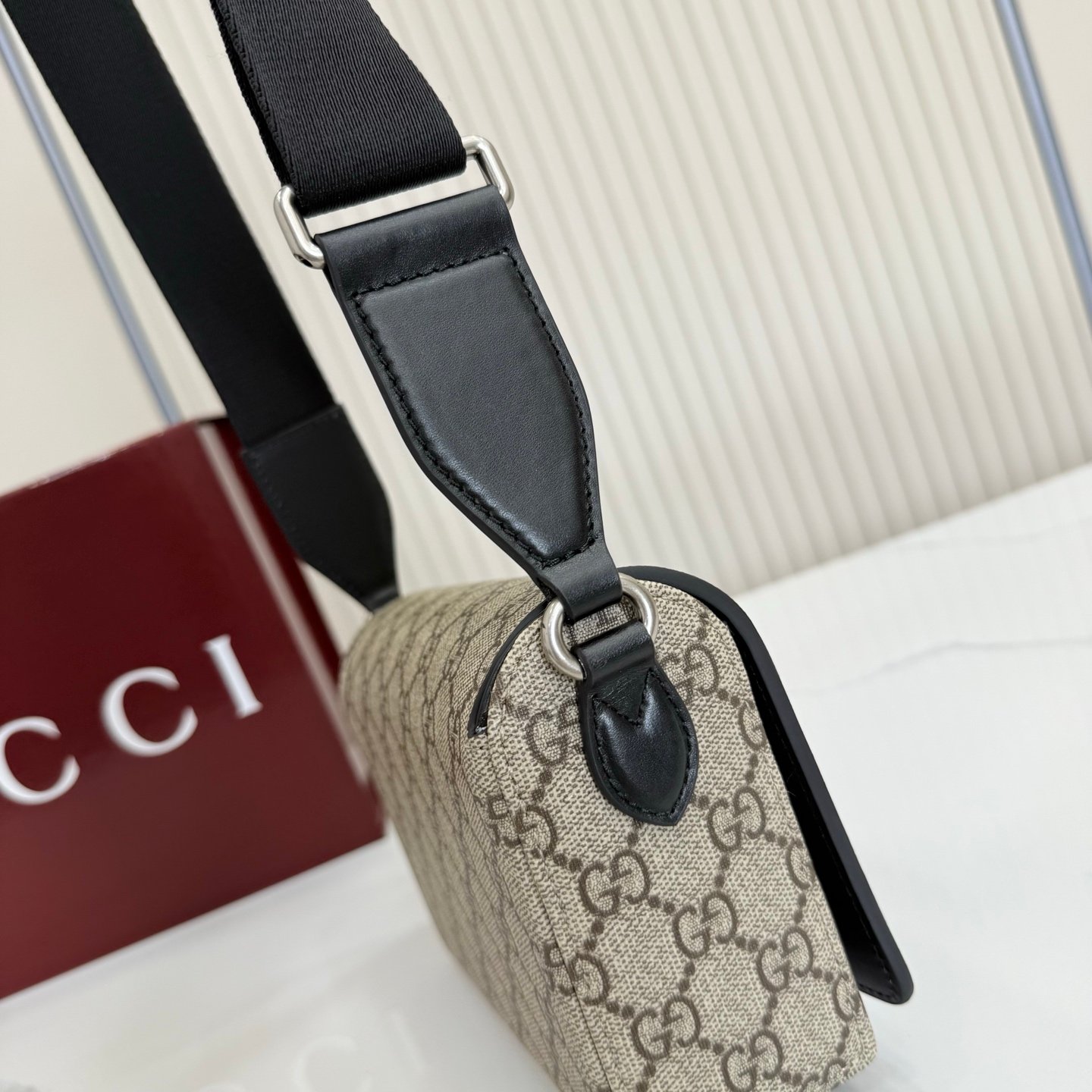 Gucci Horsebit 1955系列推出一款方形剪裁迷你手袋。这款手袋专为收纳常用小物打造，黑色皮革滚边和银色调配件散发别致情调。