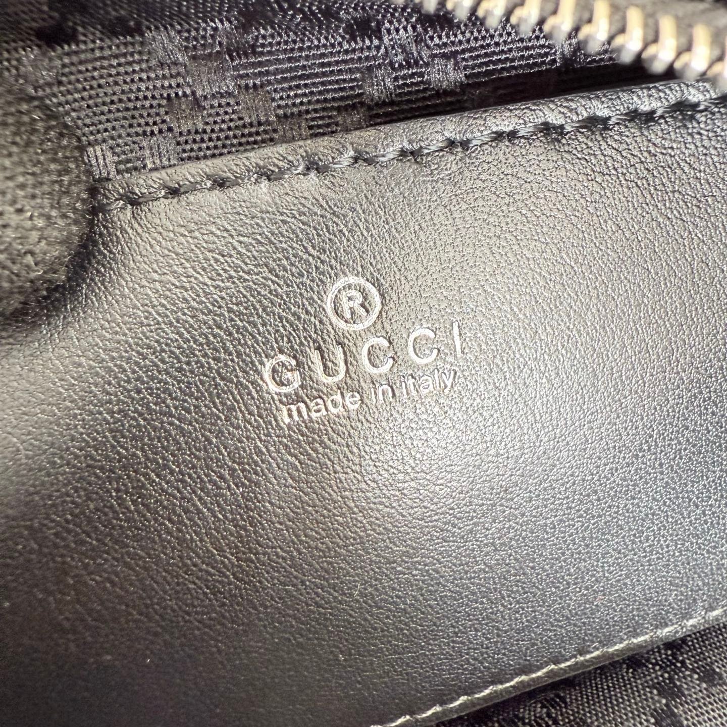 这件单品出自Gucci Primavera系列。Gucci Tag系列的设计同步城市节奏。同色系色调和紧凑造型使这款迷你手袋成为打造日常造型的时尚单品。采用耐用尼龙面料制作,正面缀饰“Gucci Made in Italy”金属标签