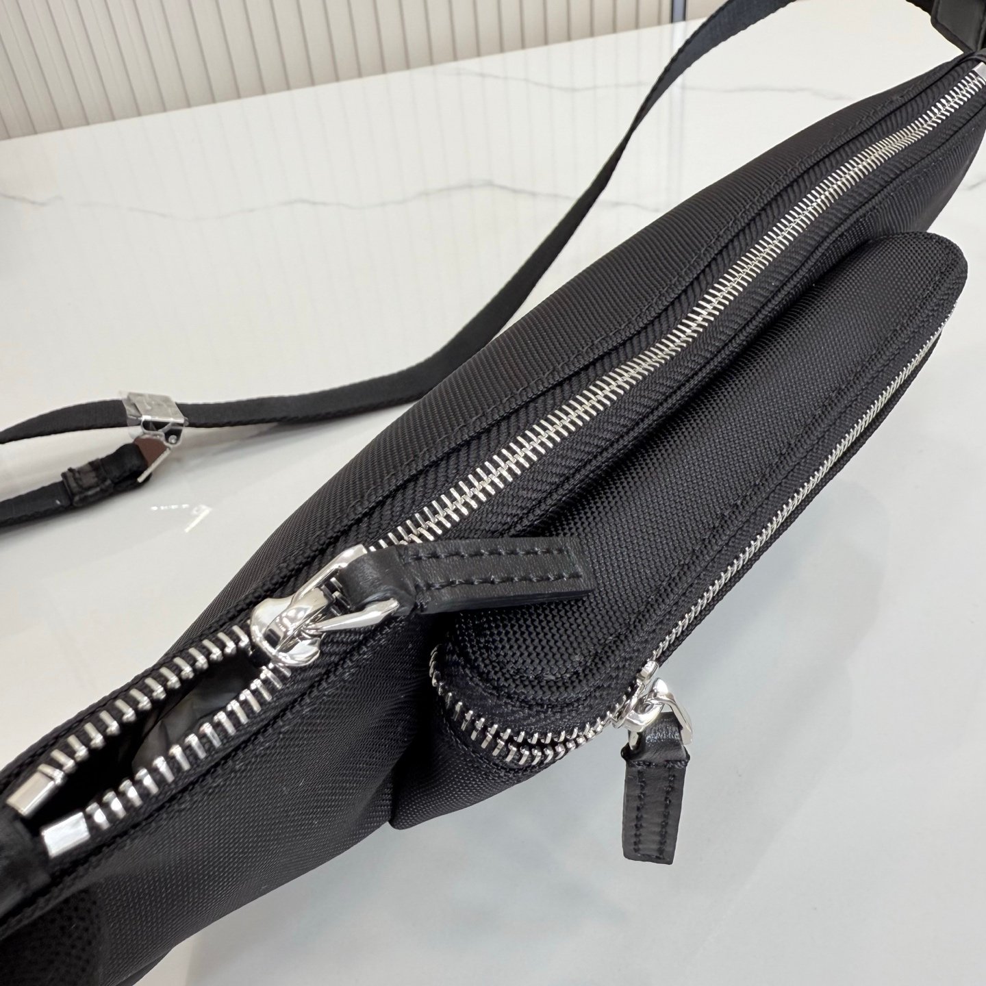 这件单品出自Gucci Primavera系列。Gucci Tag系列的设计同步城市节奏。同色系色调和紧凑造型使这款迷你手袋成为打造日常造型的时尚单品。采用耐用尼龙面料制作,正面缀饰“Gucci Made in Italy”金属标签