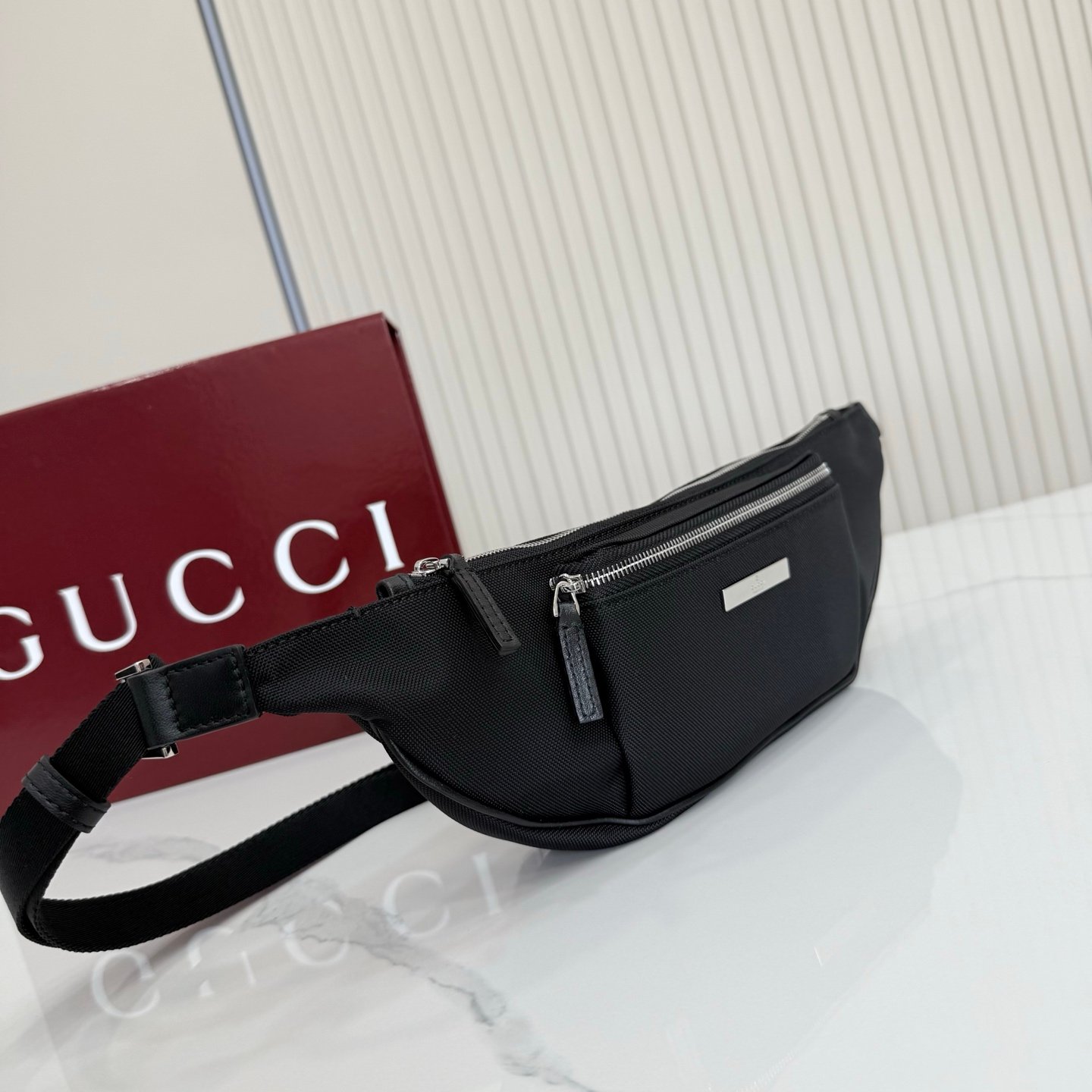 这件单品出自Gucci Primavera系列。Gucci Tag系列的设计同步城市节奏。同色系色调和紧凑造型使这款迷你手袋成为打造日常造型的时尚单品。采用耐用尼龙面料制作,正面缀饰“Gucci Made in Italy”金属标签