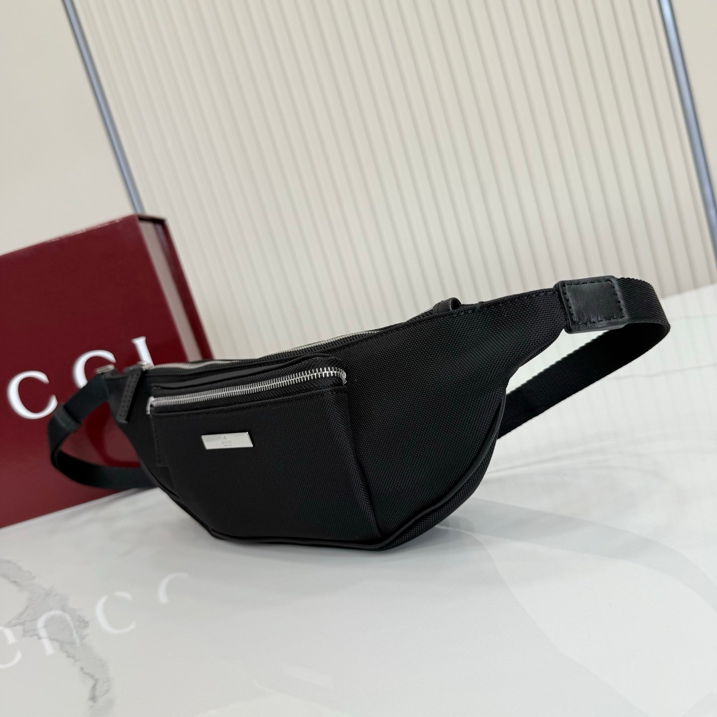 这件单品出自Gucci Primavera系列。Gucci Tag系列的设计同步城市节奏。同色系色调和紧凑造型使这款迷你手袋成为打造日常造型的时尚单品。采用耐用尼龙面料制作,正面缀饰“Gucci Made in Italy”金属标签
