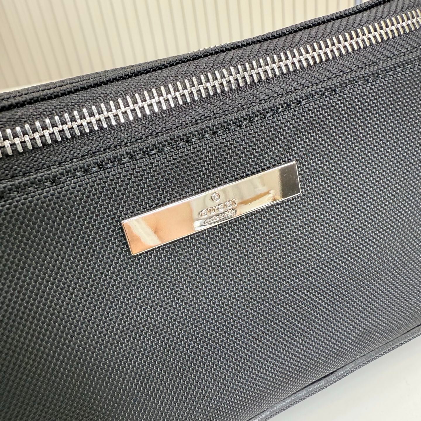 这件单品出自Gucci Primavera系列。Gucci Tag系列的设计同步城市节奏。同色系色调和紧凑造型使这款迷你手袋成为打造日常造型的时尚单品。采用耐用尼龙面料制作,正面缀饰“Gucci Made in Italy”金属标签