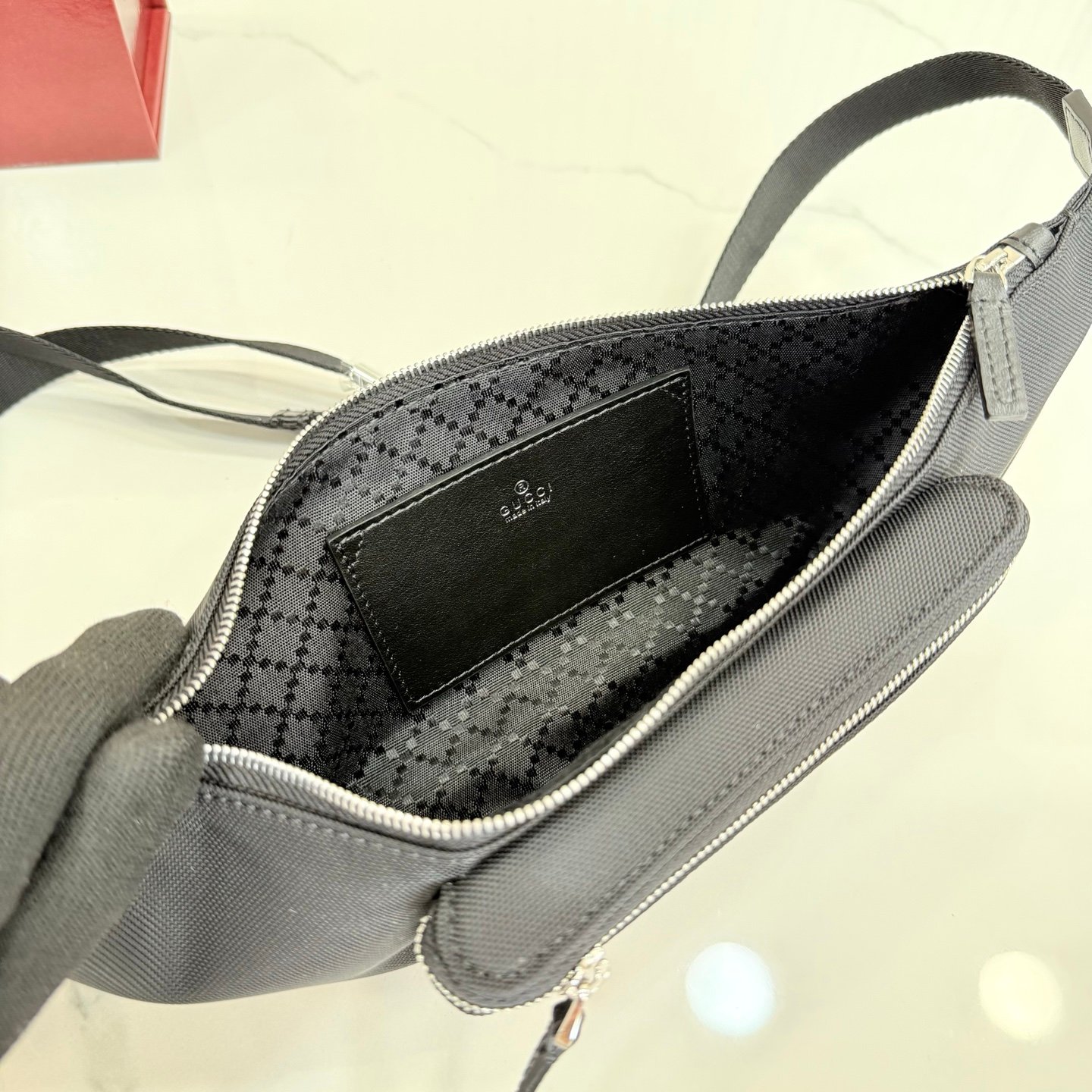 这件单品出自Gucci Primavera系列。Gucci Tag系列的设计同步城市节奏。同色系色调和紧凑造型使这款迷你手袋成为打造日常造型的时尚单品。采用耐用尼龙面料制作,正面缀饰“Gucci Made in Italy”金属标签