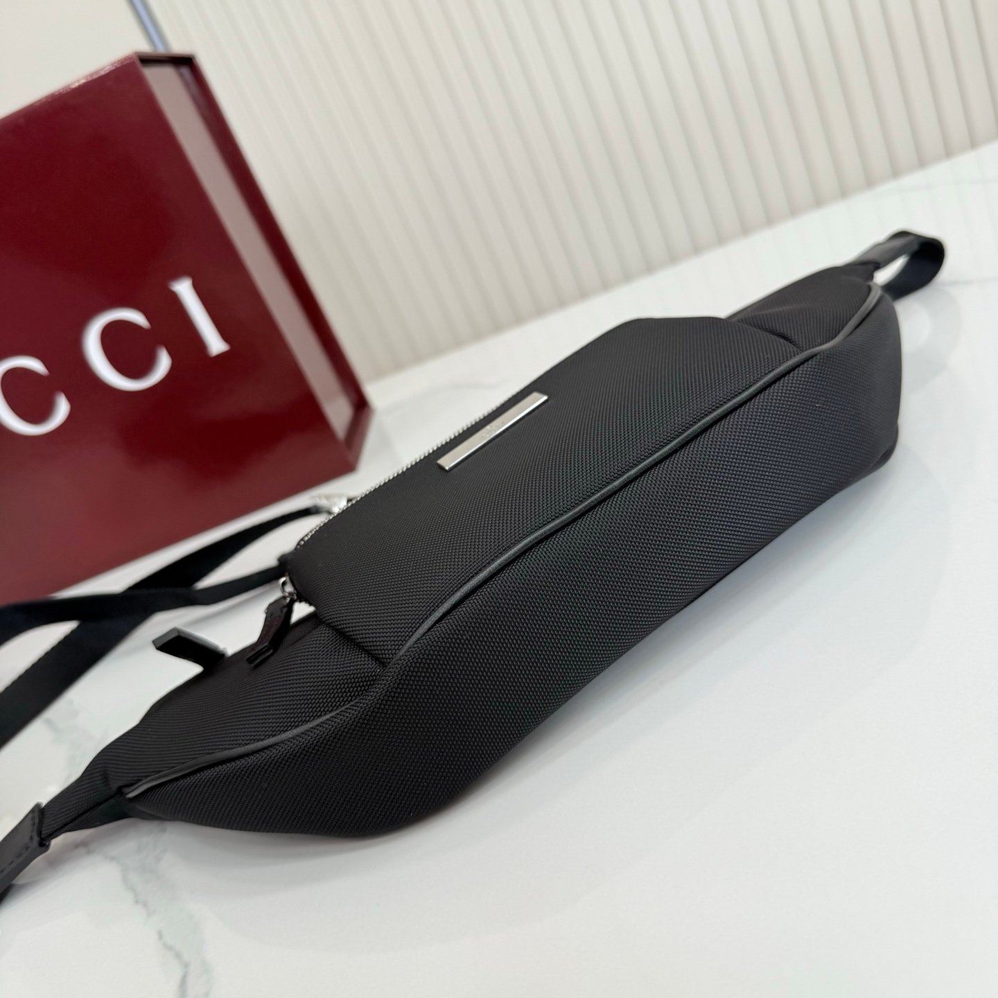 这件单品出自Gucci Primavera系列。Gucci Tag系列的设计同步城市节奏。同色系色调和紧凑造型使这款迷你手袋成为打造日常造型的时尚单品。采用耐用尼龙面料制作,正面缀饰“Gucci Made in Italy”金属标签