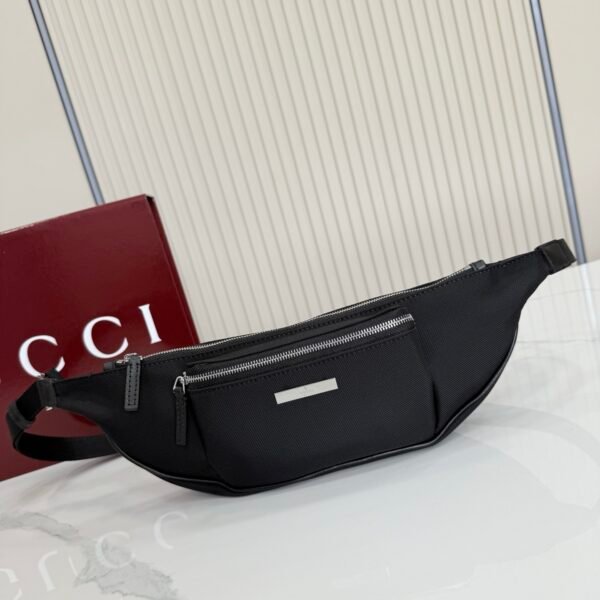 这件单品出自Gucci Primavera系列。Gucci Tag系列的设计同步城市节奏。同色系色调和紧凑造型使这款迷你手袋成为打造日常造型的时尚单品。采用耐用尼龙面料制作，正面缀饰“Gucci Made in Italy”金属标签