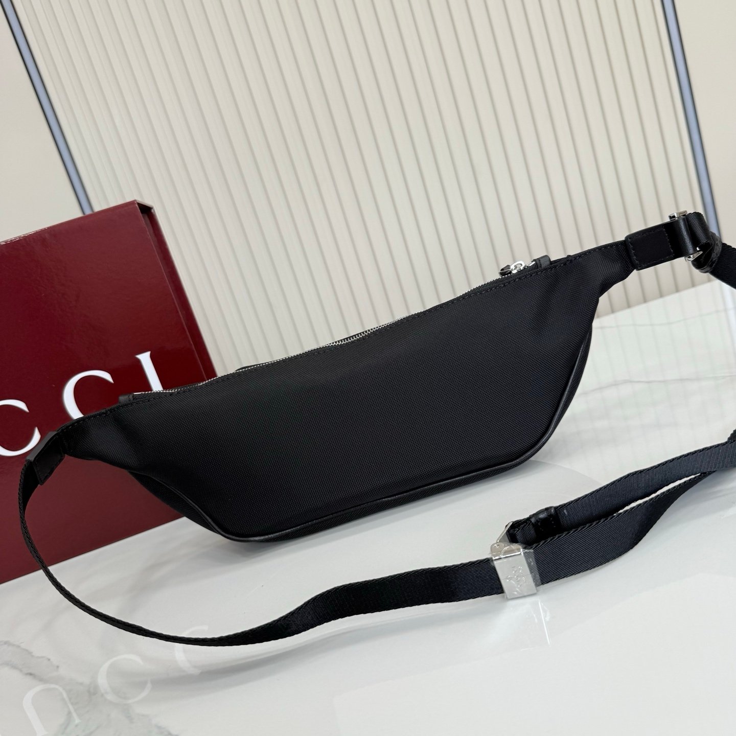 这件单品出自Gucci Primavera系列。Gucci Tag系列的设计同步城市节奏。同色系色调和紧凑造型使这款迷你手袋成为打造日常造型的时尚单品。采用耐用尼龙面料制作,正面缀饰“Gucci Made in Italy”金属标签