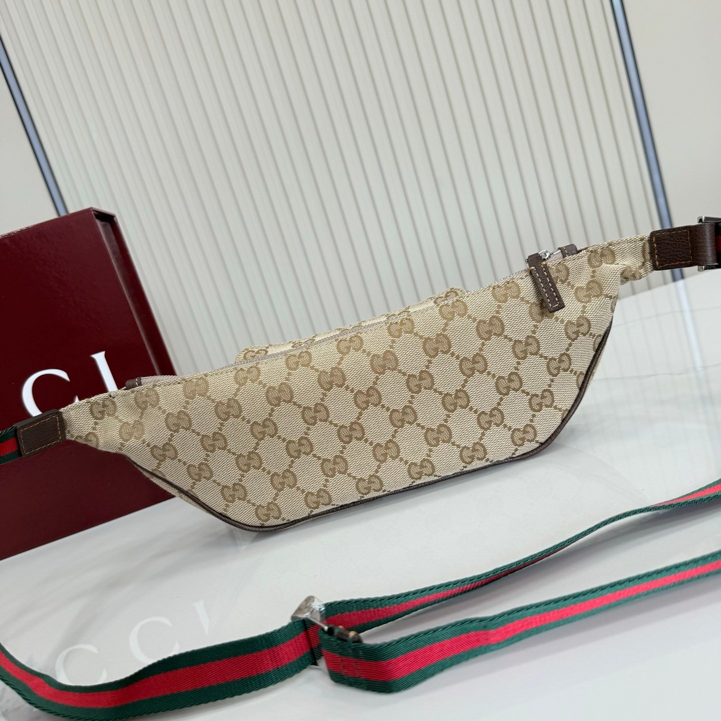 这件单品出自Gucci Primavera系列。Gucci Tag系列的设计同步城市节奏。经典GG帆布面料贯穿于多功能迷你手袋的廓形设计中，并缀饰“Gucci Made in Italy”金属标签，令整款单品更加精致。