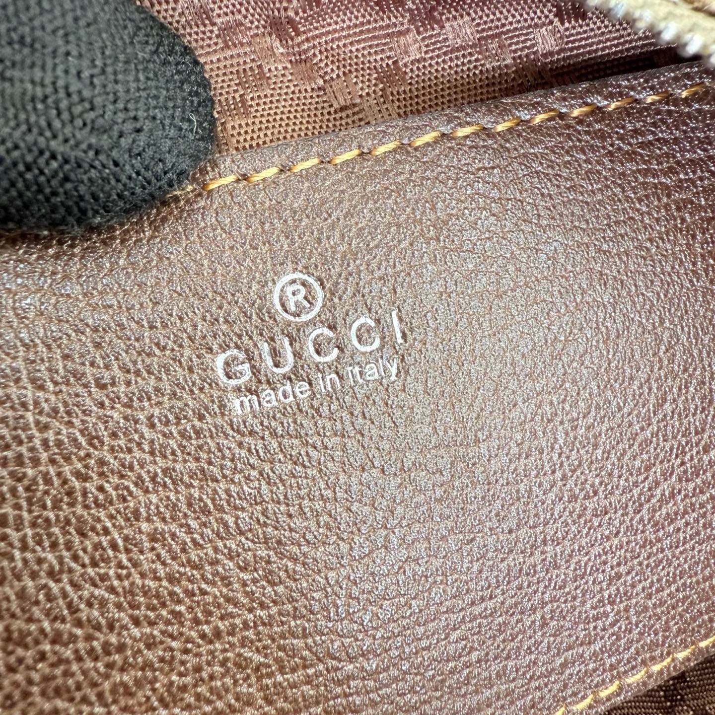 这件单品出自Gucci Primavera系列。Gucci Tag系列的设计同步城市节奏。经典GG帆布面料贯穿于多功能迷你手袋的廓形设计中，并缀饰“Gucci Made in Italy”金属标签，令整款单品更加精致。