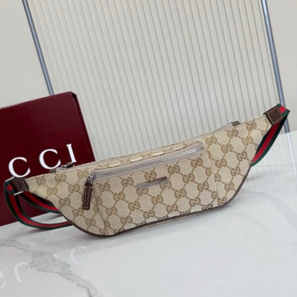 这件单品出自Gucci Primavera系列。Gucci Tag系列的设计同步城市节奏。经典GG帆布面料贯穿于多功能迷你手袋的廓形设计中，并缀饰“Gucci Made in Italy”金属标签，令整款单品更加精致。