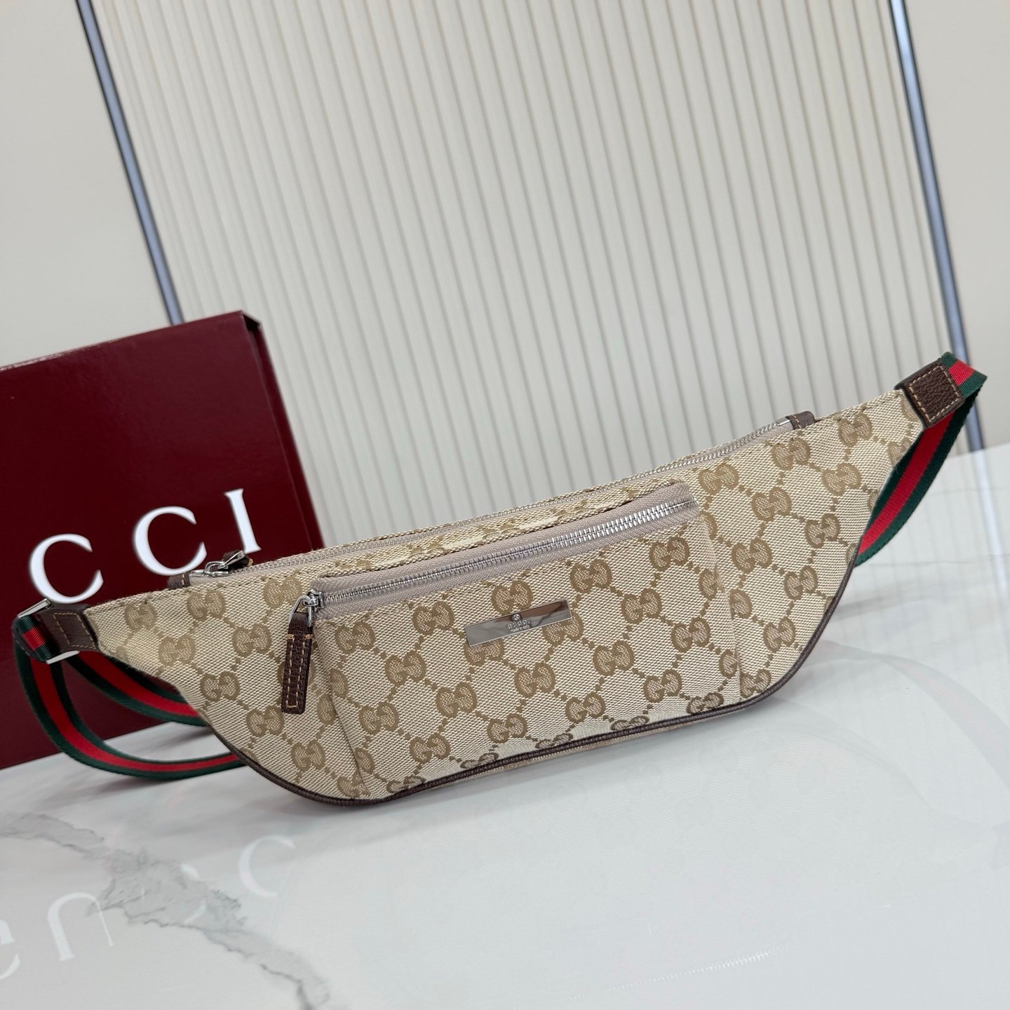 这件单品出自Gucci Primavera系列。Gucci Tag系列的设计同步城市节奏。经典GG帆布面料贯穿于多功能迷你手袋的廓形设计中，并缀饰“Gucci Made in Italy”金属标签，令整款单品更加精致。