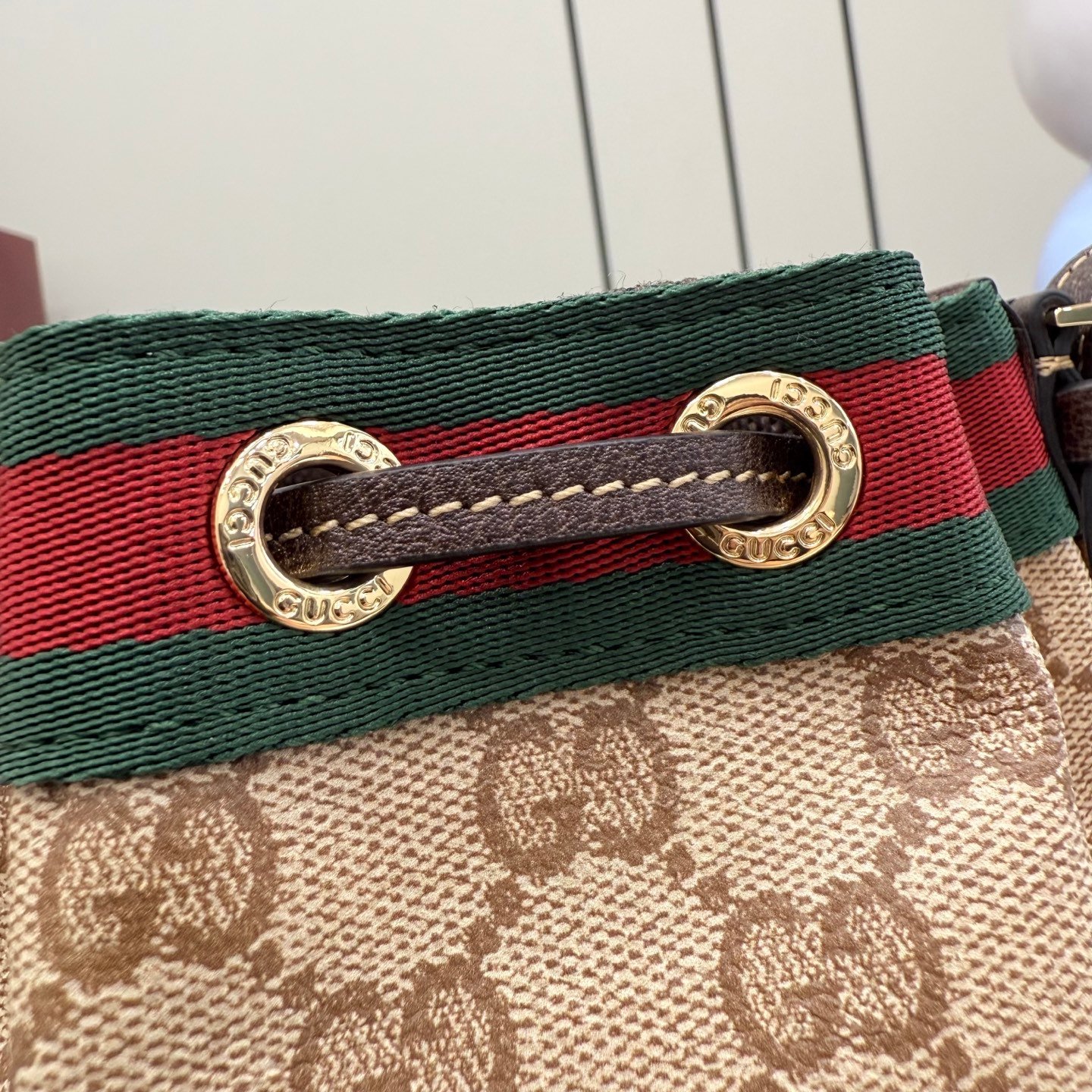 配全套原厂专柜包装 Generation Gucci古驰世代系列深入探索品牌的典藏元素，将不同世代的设计融合为统一的美学叙事。GG涂层帆布搭配经典织带，为多功能小型皮具带来标志性风格，如这款设计用于存放日常必需品的水桶包。