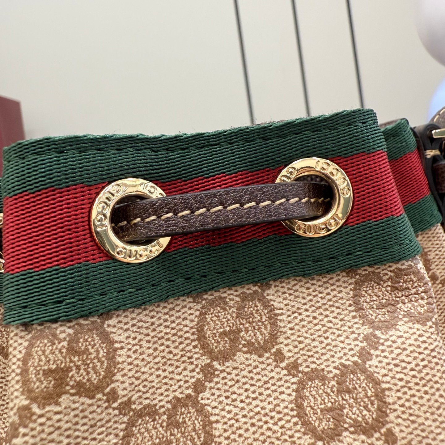 配全套原厂专柜包装 Generation Gucci古驰世代系列深入探索品牌的典藏元素，将不同世代的设计融合为统一的美学叙事。GG涂层帆布搭配经典织带，为多功能小型皮具带来标志性风格，如这款设计用于存放日常必需品的水桶包。