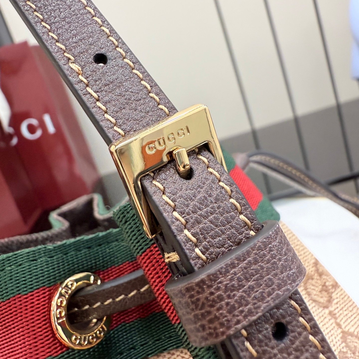 配全套原厂专柜包装 Generation Gucci古驰世代系列深入探索品牌的典藏元素，将不同世代的设计融合为统一的美学叙事。GG涂层帆布搭配经典织带，为多功能小型皮具带来标志性风格，如这款设计用于存放日常必需品的水桶包。