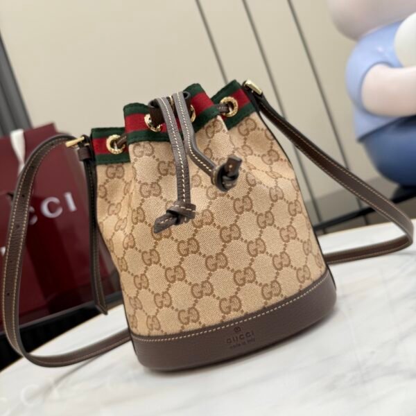 配全套原厂专柜包装 Generation Gucci古驰世代系列深入探索品牌的典藏元素，将不同世代的设计融合为统一的美学叙事。GG涂层帆布搭配经典织带，为多功能小型皮具带来标志性风格，如这款设计用于存放日常必需品的水桶包。
