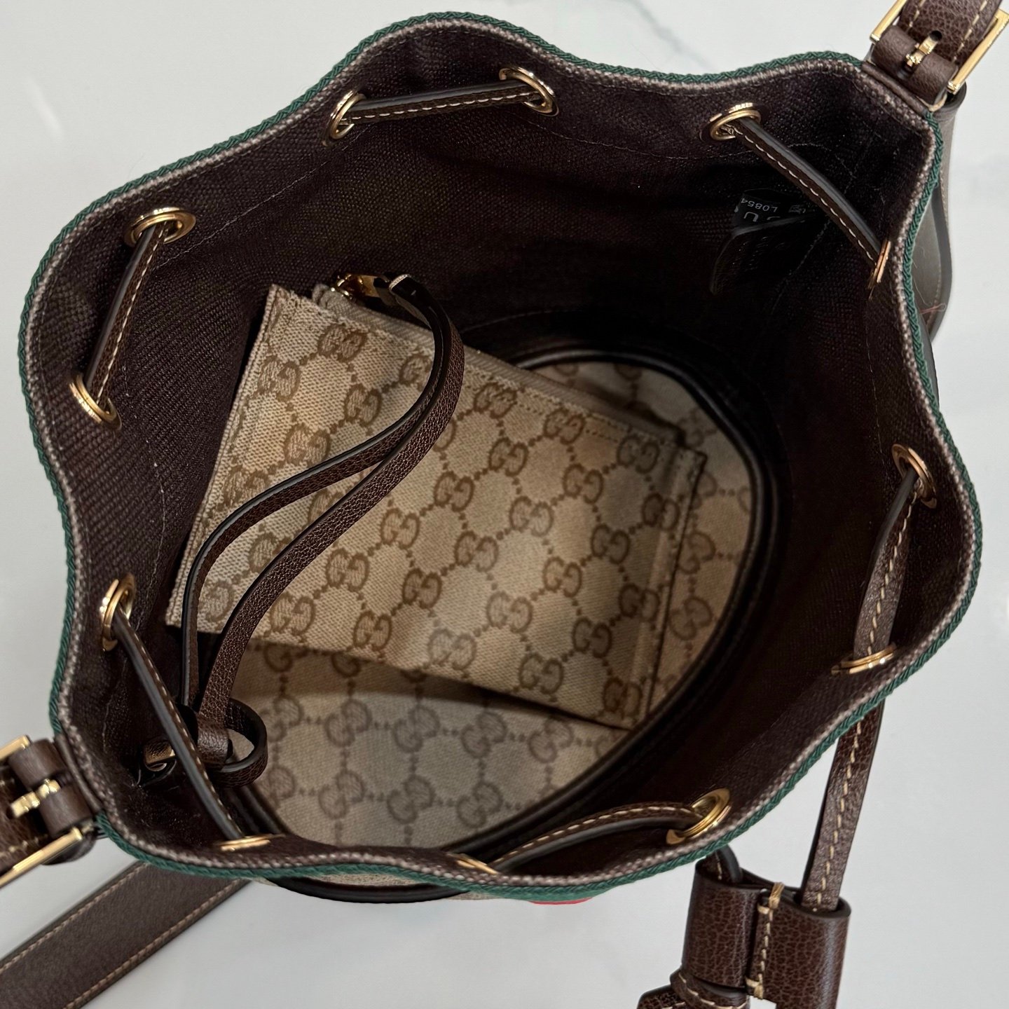 配全套原厂专柜包装 Generation Gucci系列深入探索品牌的经典元素,将不同世代的设计融合成一种美学叙事。GG涂层帆布搭配织带,为多功能小型皮具带来品牌标志性的设计,例如这款设计用于存放日常必需品的水桶包。