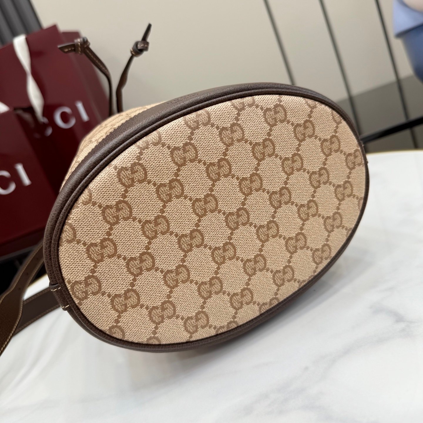 配全套原厂专柜包装 Generation Gucci系列深入探索品牌的经典元素,将不同世代的设计融合成一种美学叙事。GG涂层帆布搭配织带,为多功能小型皮具带来品牌标志性的设计,例如这款设计用于存放日常必需品的水桶包。