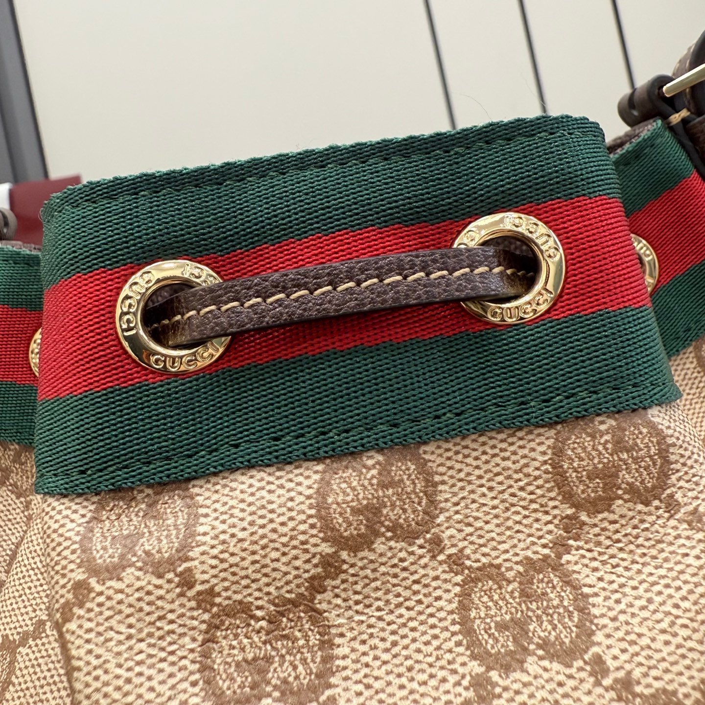 配全套原厂专柜包装 Generation Gucci系列深入探索品牌的经典元素,将不同世代的设计融合成一种美学叙事。GG涂层帆布搭配织带,为多功能小型皮具带来品牌标志性的设计,例如这款设计用于存放日常必需品的水桶包。